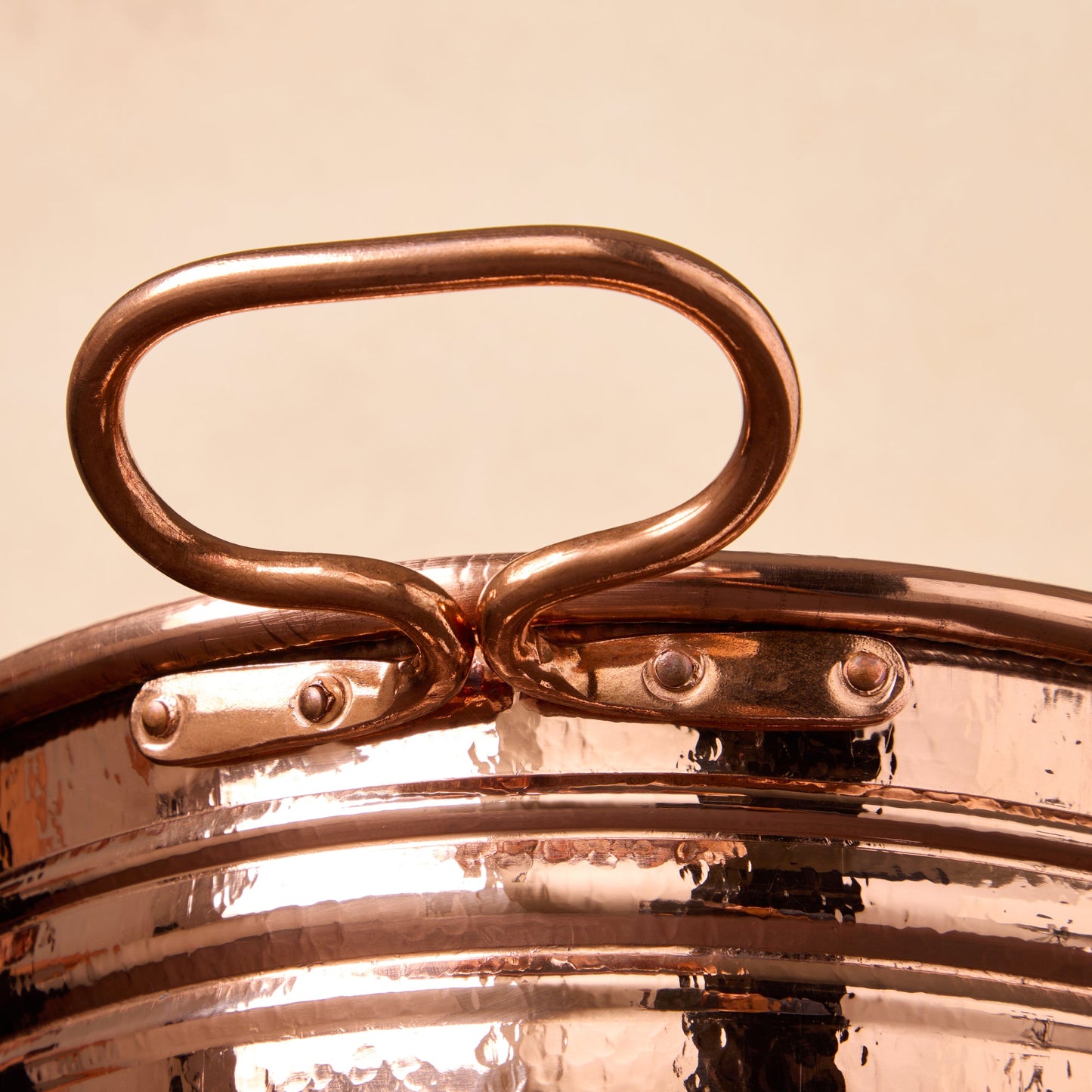 Hammered copper Large Ice Bucket and copper handles, from Ruffoni Historia collection