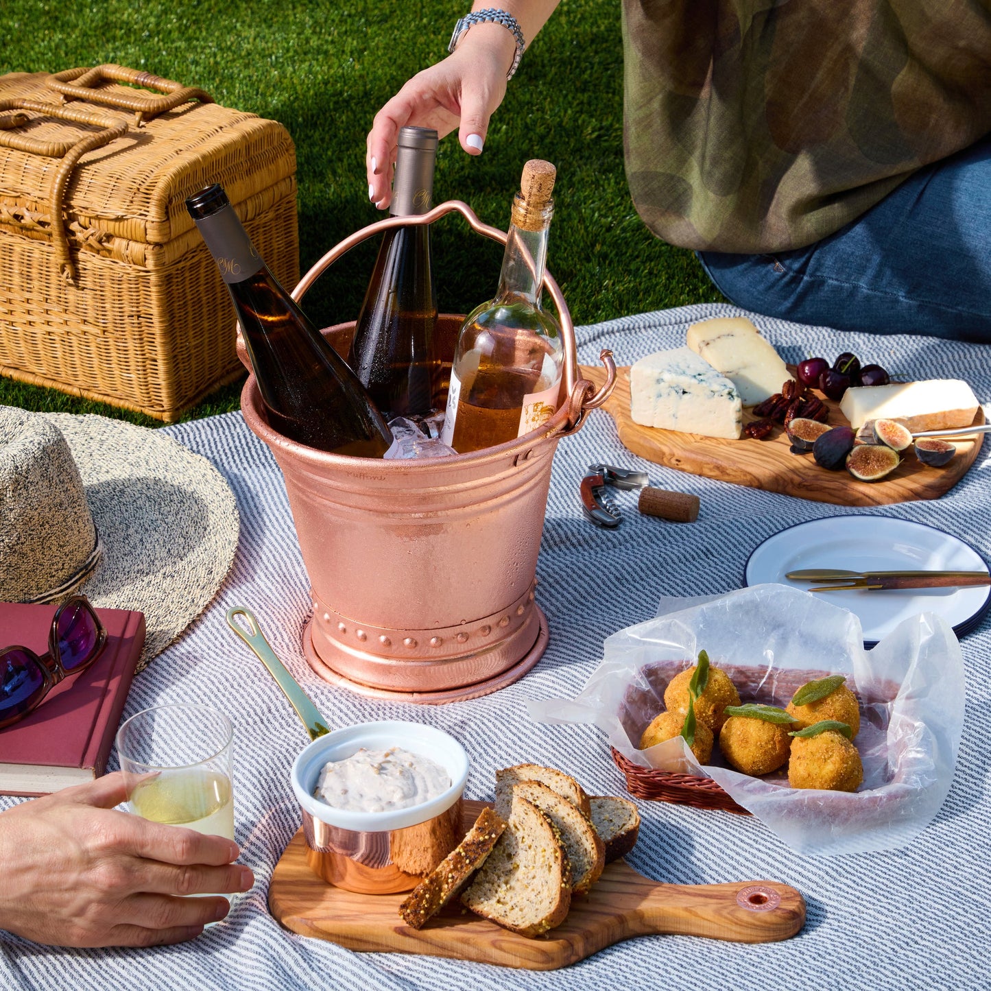 Hammered copper Medium Wine Bucket and copper handles, from Ruffoni Historia collection