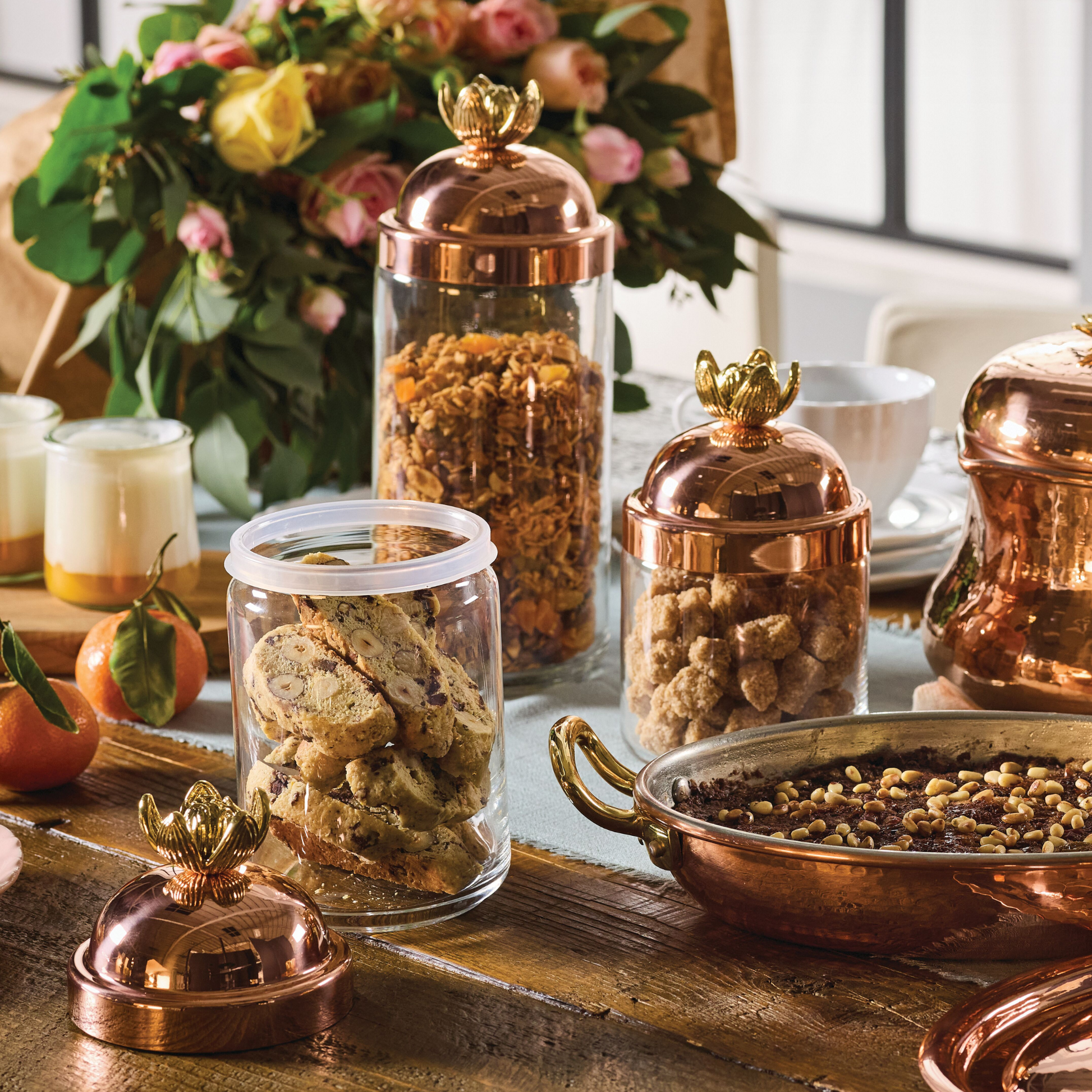 Ruffoni Lotus glass jars
Perfect for storing sugar, dried goods, tea bags, coffee, and more. The solid copper lid is topped with a lotus-shaped knob, designed to beautifully complement the Tea Kettle and Roaster from the same collection.