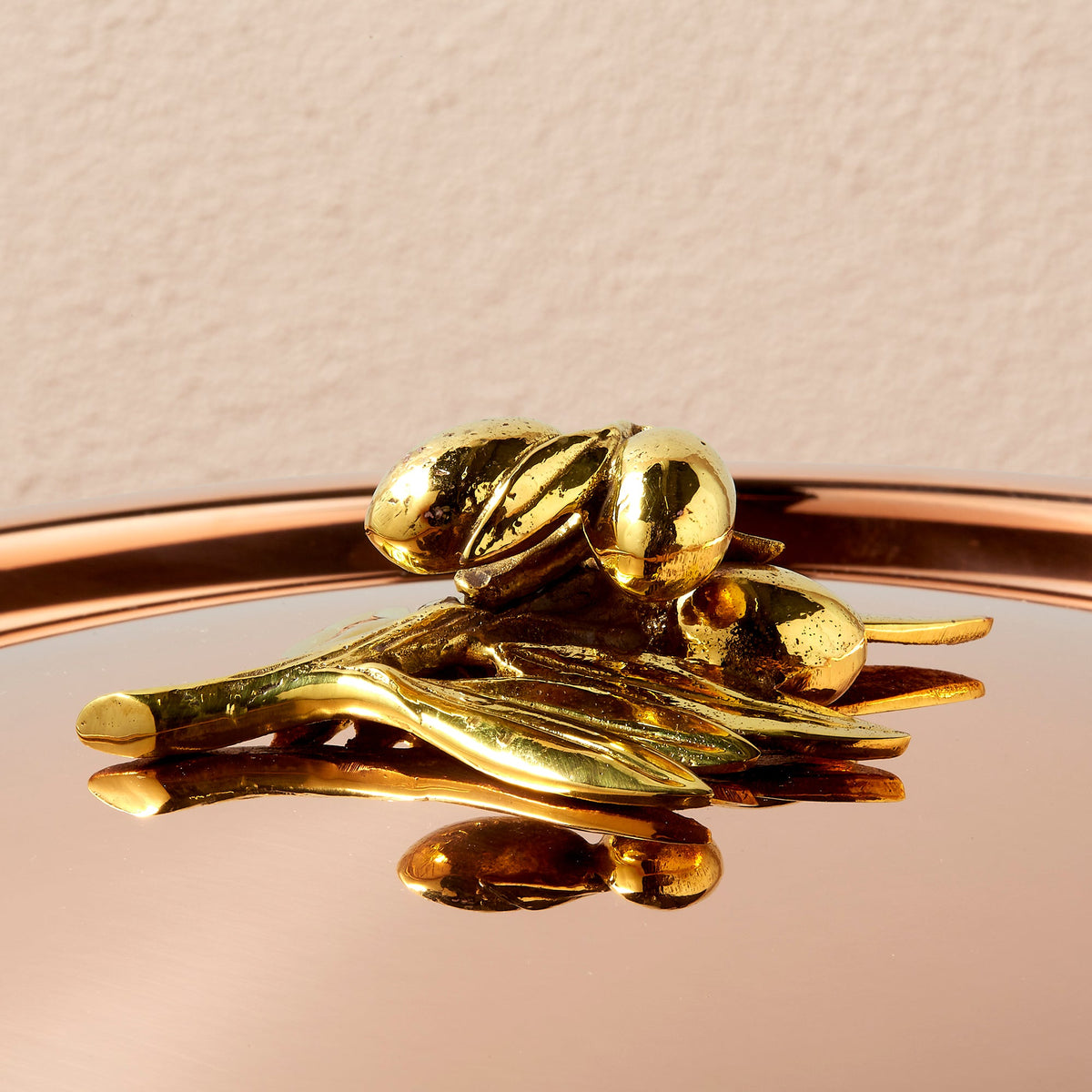 Ruffoni Olivia Cupra copper lid crowned with a brass knob sculpted as a cluster of olives and leaves