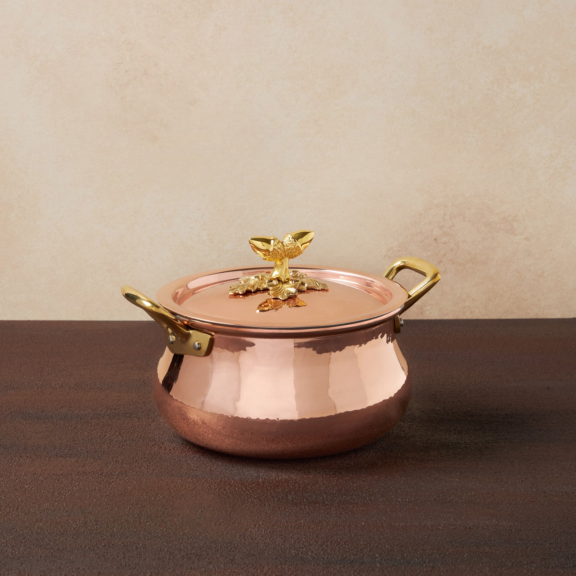 Hammered copper 3 Lt Belly Soup Pot lined with high purity tin applied by hand over fire and bronze handles, from Ruffoni Historia collection