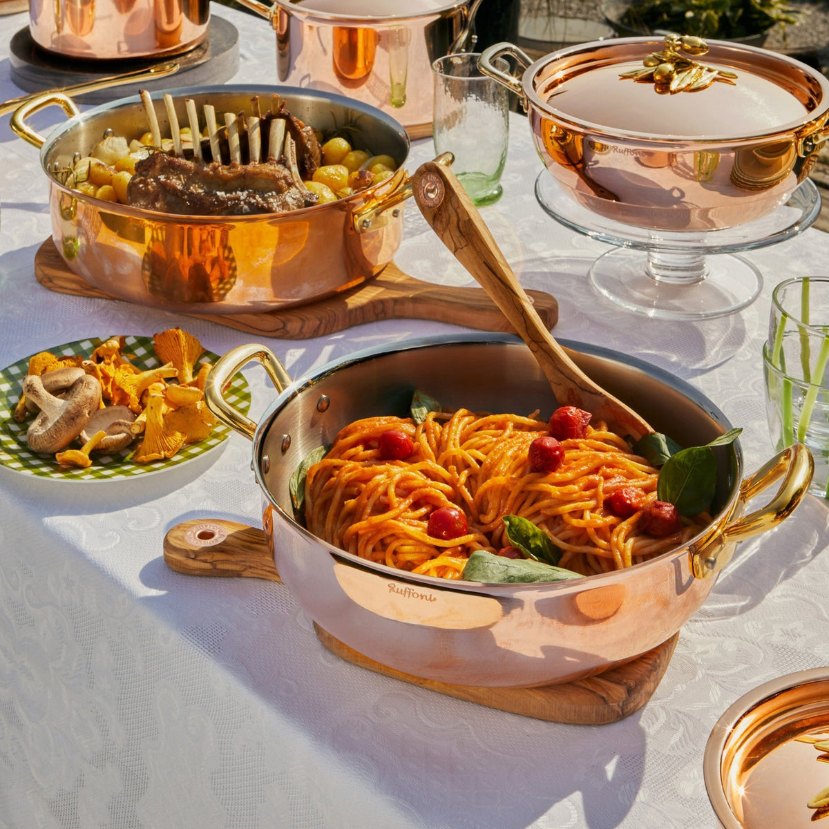 Tomato spaghetti prepared and served in Olivia Cupra Ultimate Pan