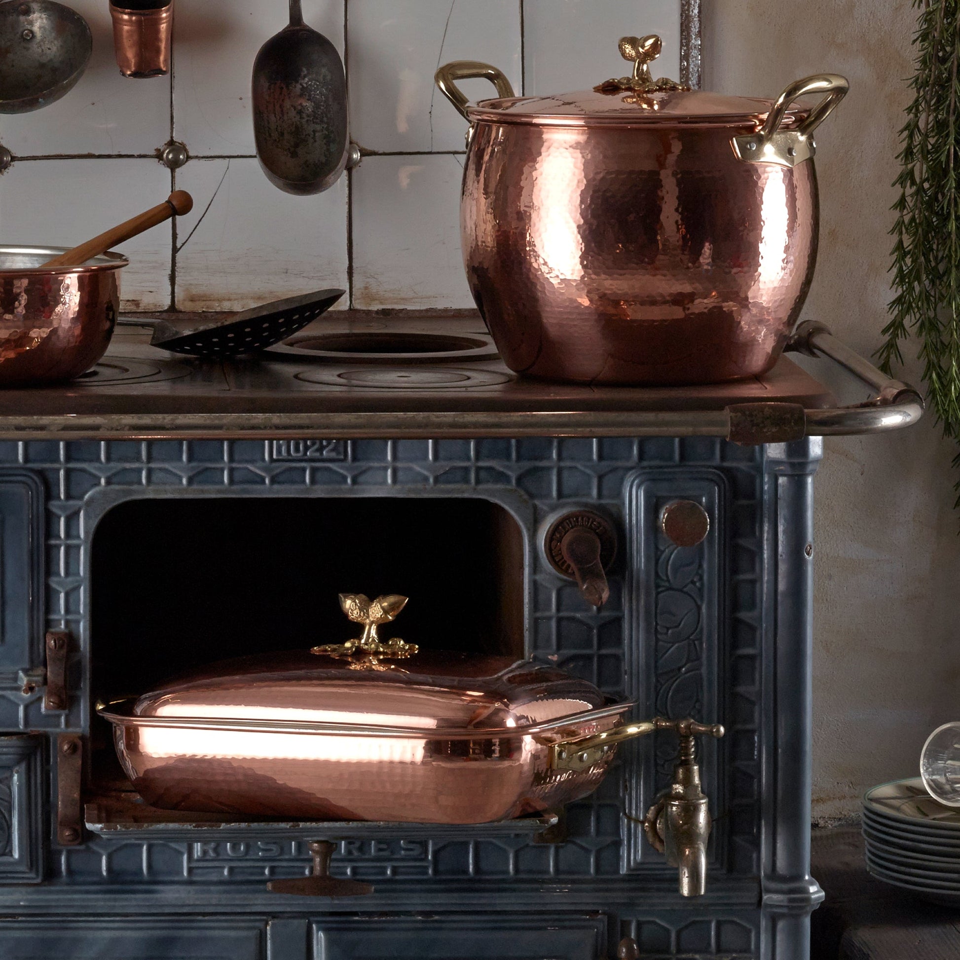 Hammered copper 5.5 Rectangular Roaster lined with high purity tin applied by hand over fire and bronze handles, from Ruffoni Historia collection