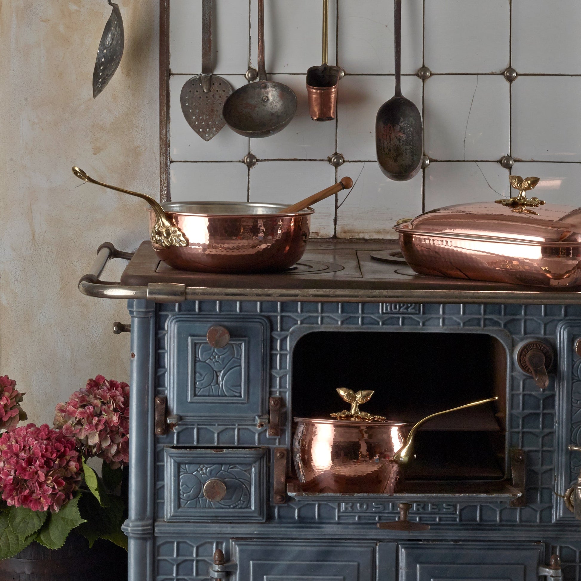 Hammered copper Chef's Pan lined with high purity tin applied by hand over fire and bronze handles, from Ruffoni Historia collection
